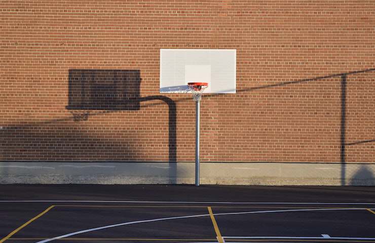 Canestro da basket su un campo