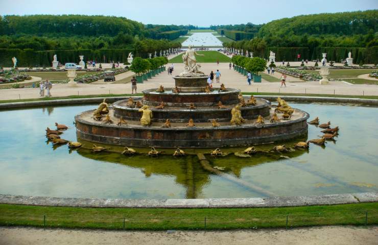 Vista sulle fontane e sui giardini della Villa di Versailles, fuori Parigi