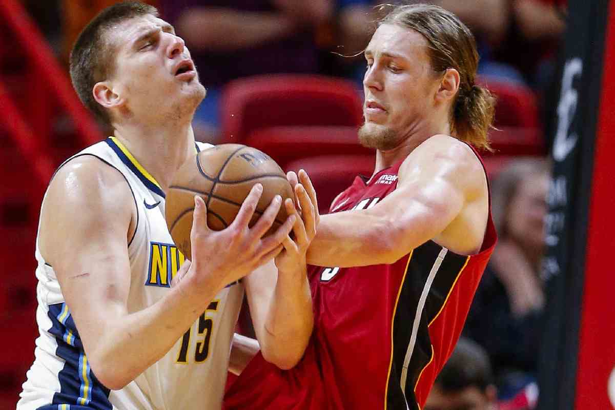 Nikola Jokic e Kelly Olynyk
