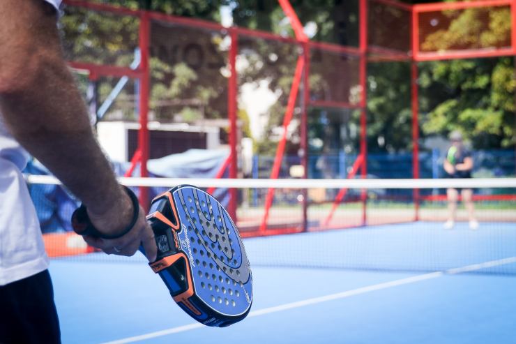 Giocatore impegnato su un campo da padel