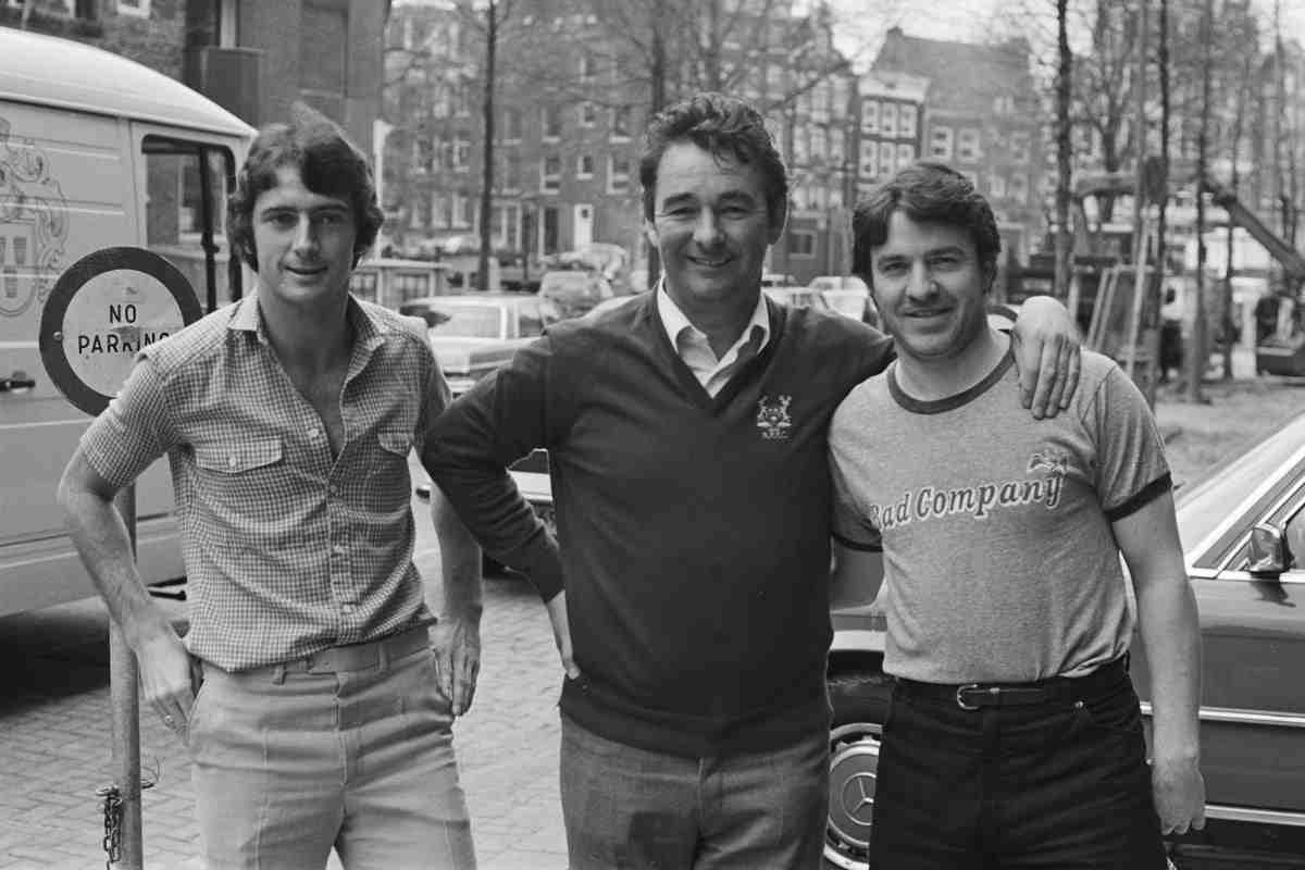 Trevor Francis (a sinistra) in posa con Brian Clough (al centro) e John Robertson (a destra)