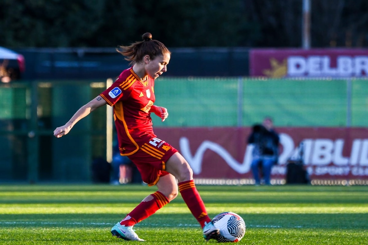 Manuela Giugliano è la prima calciatrice italiana candidata al Pallone d'Oro