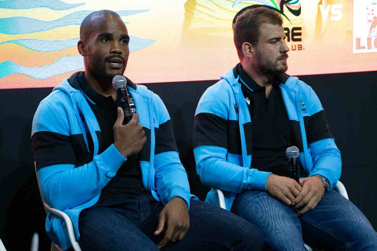 Maxime Mbanda (a sinistra) durante un evento aperto alla stampa