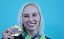 Janja Garnbret con una medaglia delle Olimpiadi di Parigi