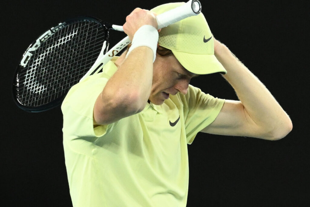 Sinner e il caso doping di positività al Clostebol, il capo della Wada fa tremare Jannik. Nella foto, il tennista italiano Jannik Sinner si dispera agli Australian Open a Melbourne